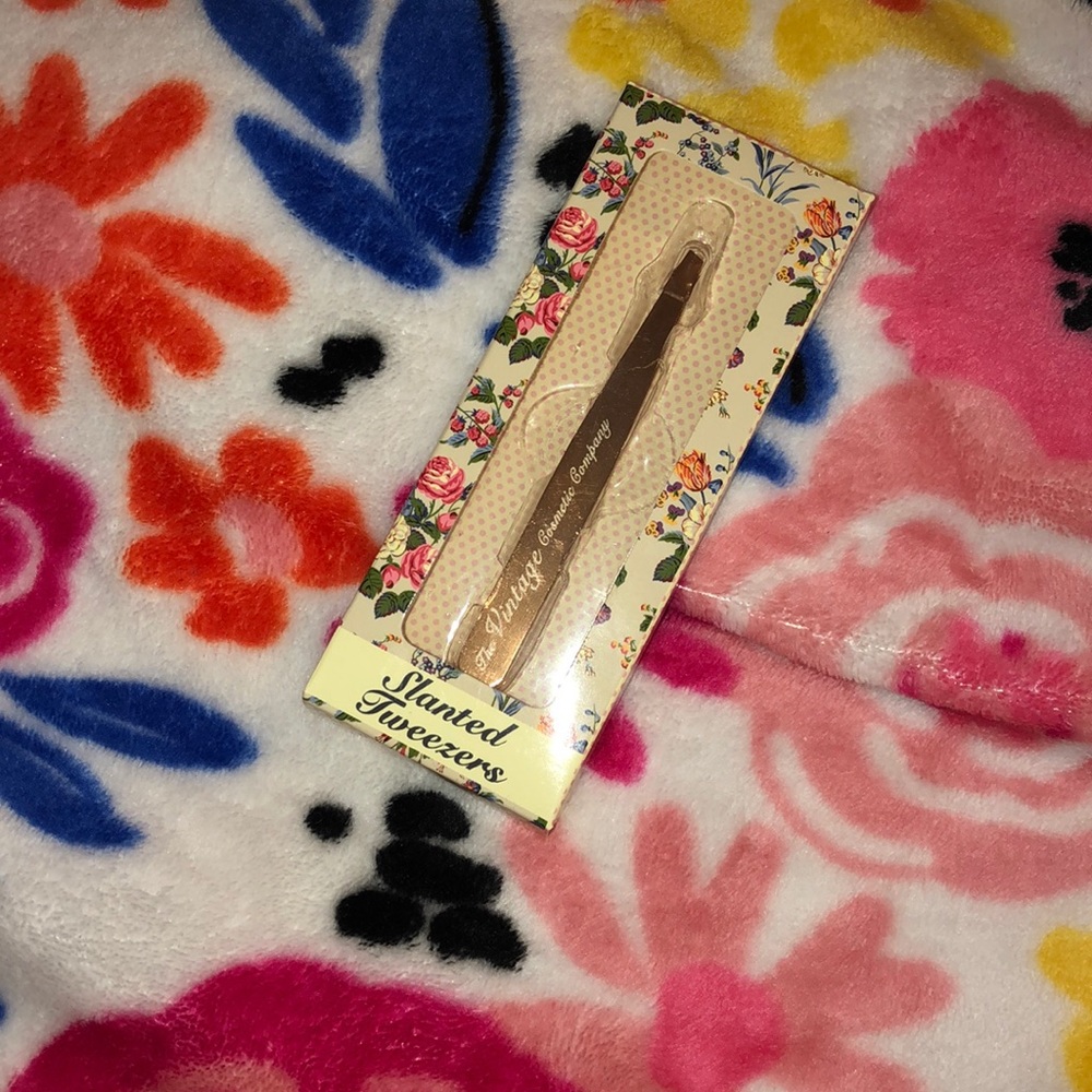 Slanted tweezers